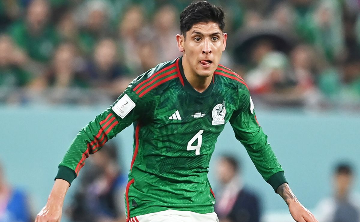 Fotografía editorial de archivo del mediocampista Edson Álvarez disputando un balón con la Selección de México durante el ciclo mundialista de la FIFA 2022.