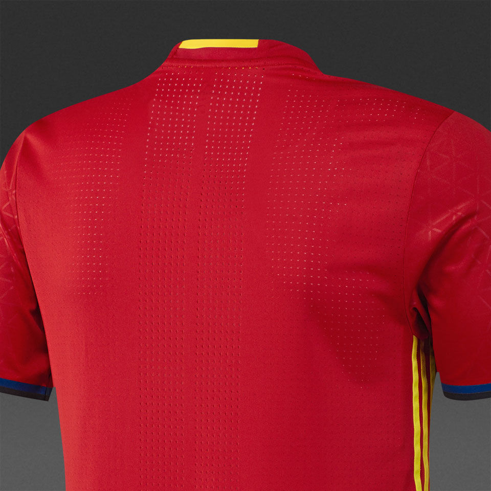 Acercamiento al tejido Adizero de la espalda del Jersey Authentic Match de casa de España Euro 2016