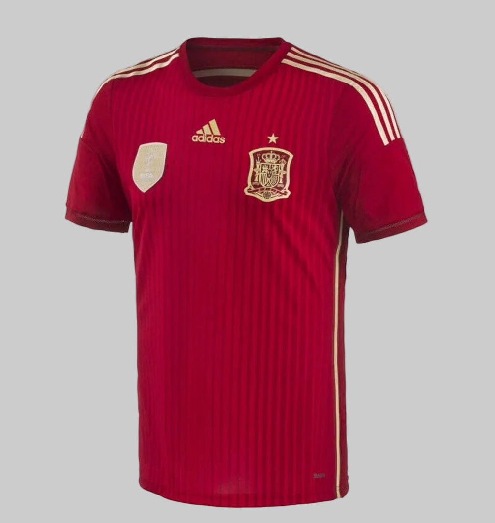 Jersey de local de la Selección Española para el Mundial 2014, versión Authentic Adizero con el parche dorado de campeones del mundo de la FIFA 2010 en el pecho Adidas G85242 en Futbol90MX