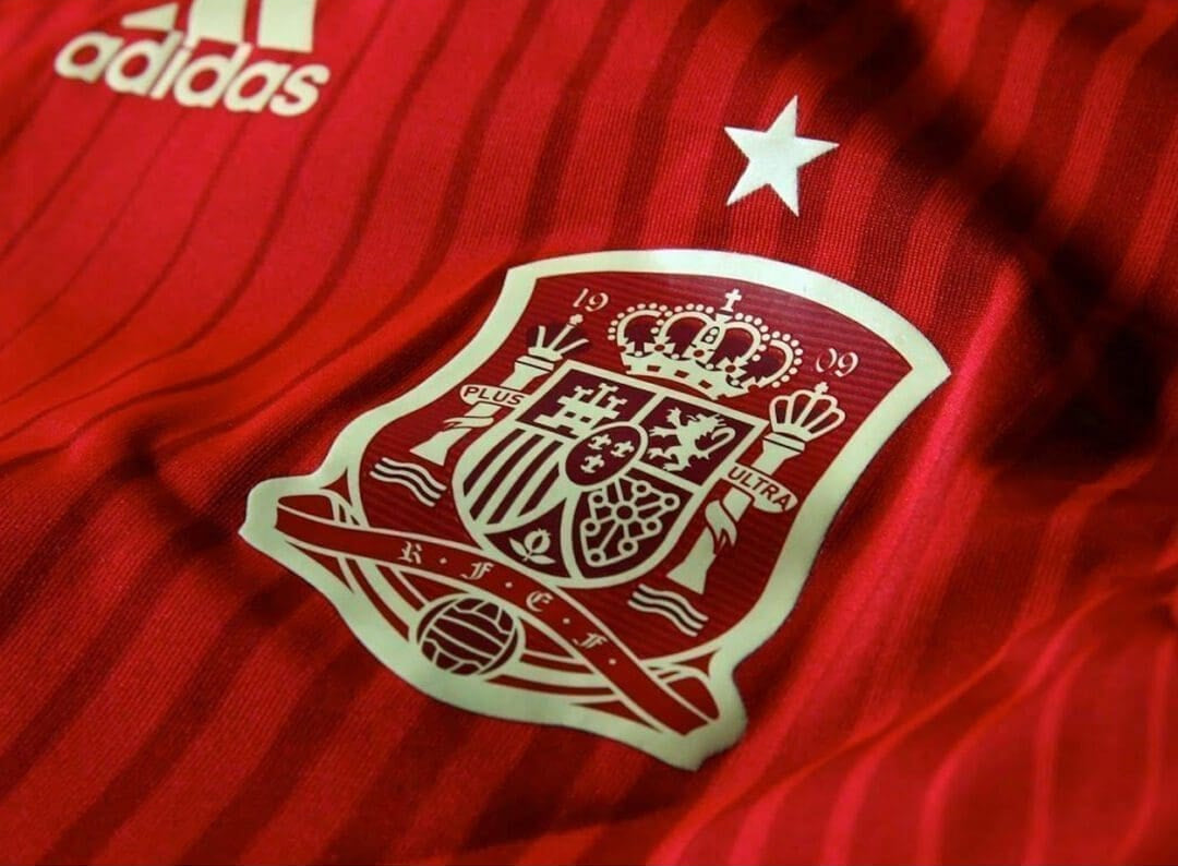 Detalle del escudo de la RFEF y el logotipo de Adidas aplicados en material sintético de alta densidad para reducir el peso del activo de archivo en Futbol90MX