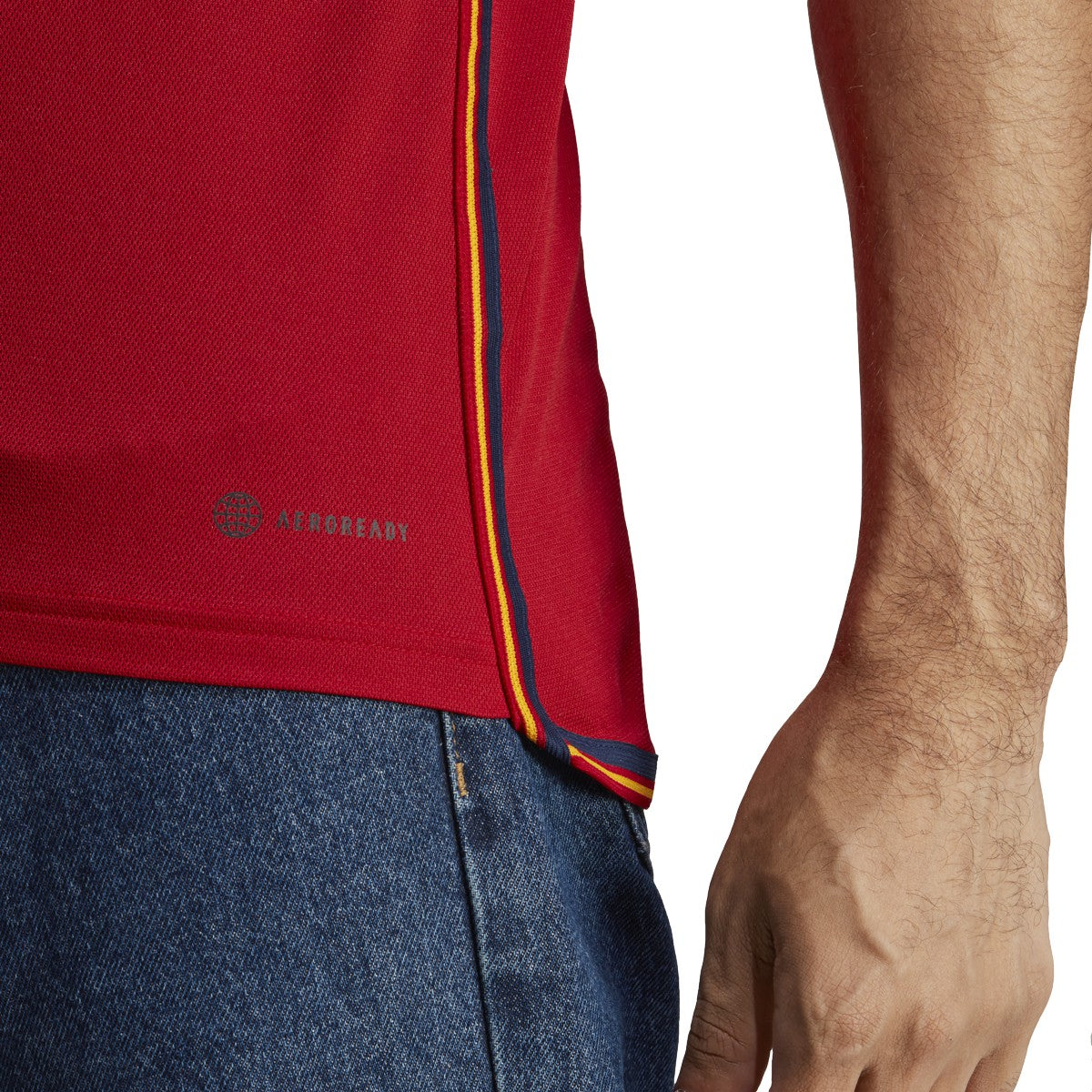 Detalle del dobladillo inferior y etiquetas de autenticidad en jersey de local Adidas España 2022.