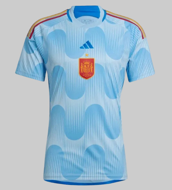 Primer plano del patrón gráfico de ondas y tejido técnico transpirable del jersey de visita Adidas España 2022, codigo HE2020, stock Futbol90MX