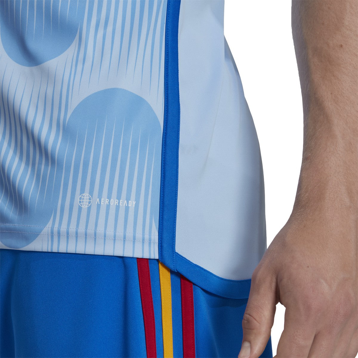 Primer plano de los acabados de alta costura deportiva en el bajo del jersey de visita Adidas España 2022