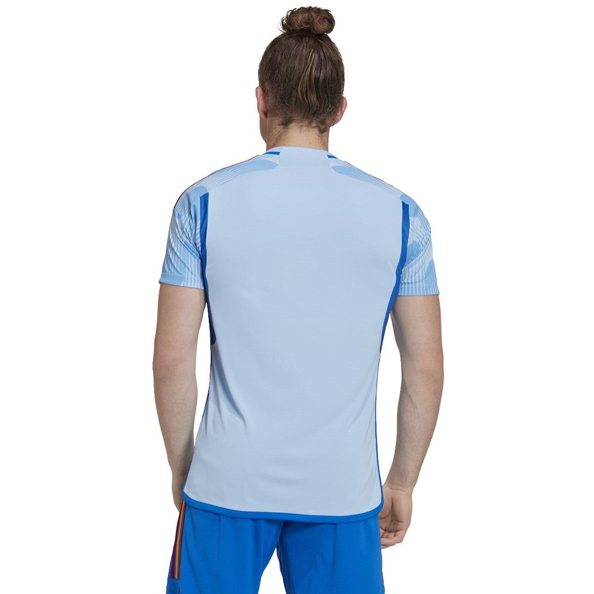 Vista posterior del jersey de visita Adidas España Mundial 2022, mostrando el corte ergonómico.