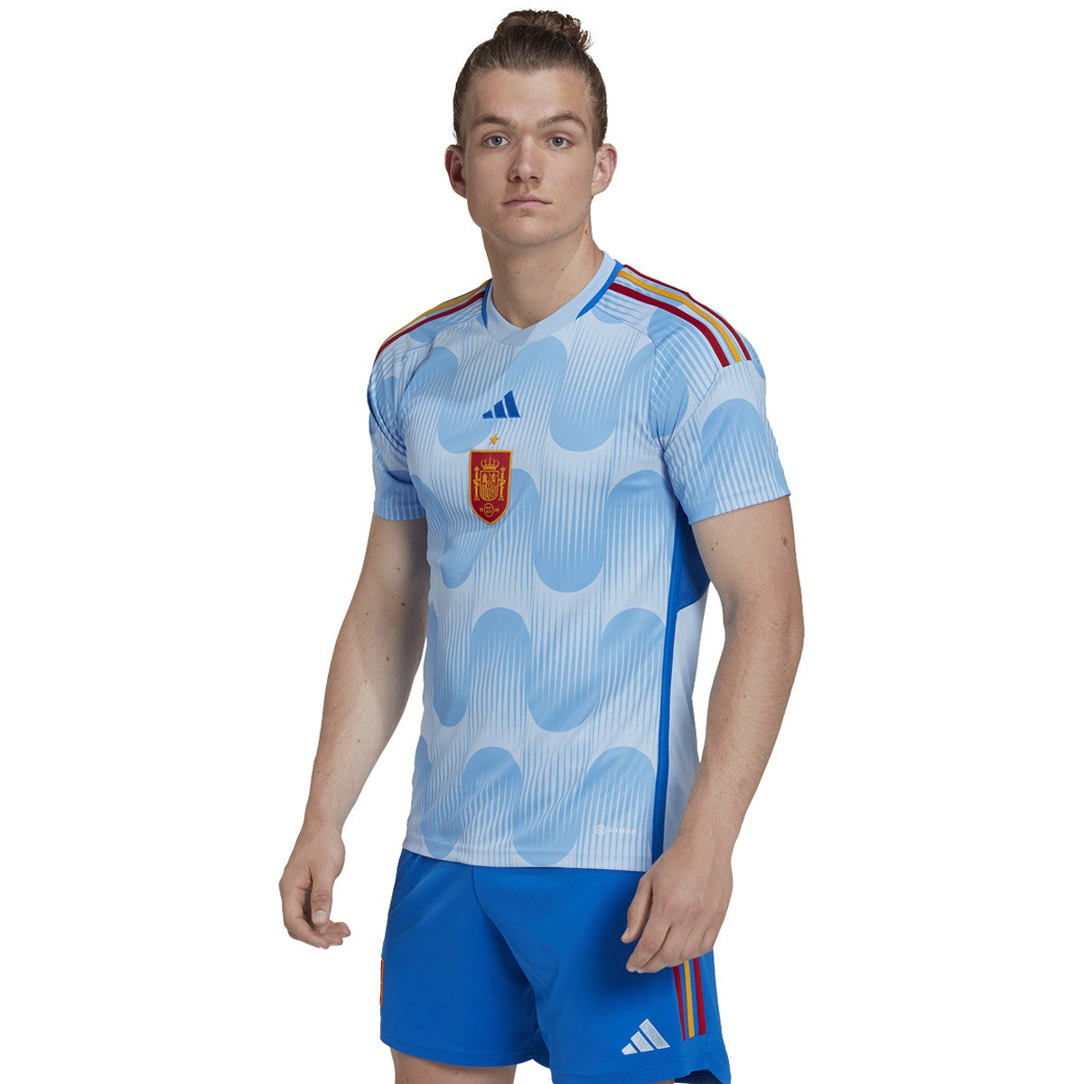 Detalle de las franjas tricolores en los hombros del jersey de visita Adidas España 2022