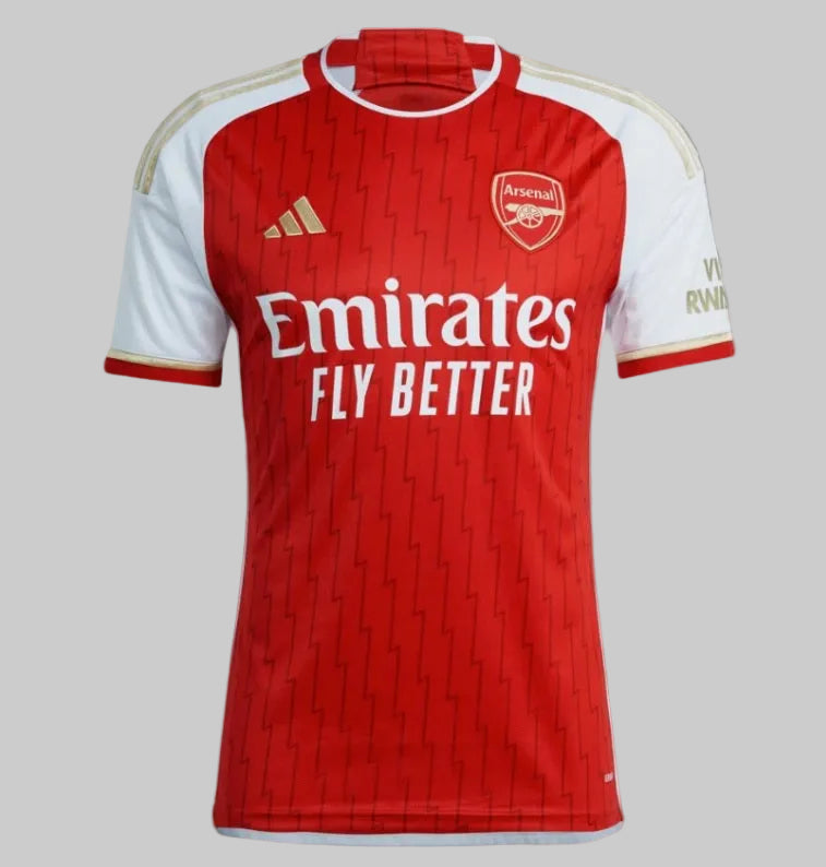 Vista frontal del jersey Authentic Match Local Arsenal 2023/24 de Gabriel Martinelli. Muestra los paneles de ventilación laterales de alta precisión y los acentos dorados en los hombros, elementos técnicos característicos de la versión de jugador (HR6931), en Futbol90MX