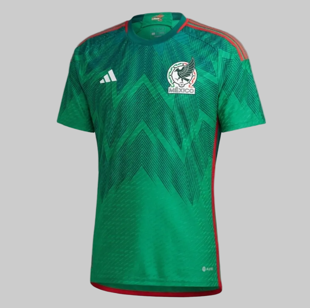 Vista frontal oficial del jersey Authentic Match de Local México Mundial 2022, con personalización oficial 'H. LOZANO 22' con tipografía técnica de la FIFA World Cup Qatar 2022, stock Futbol90MX