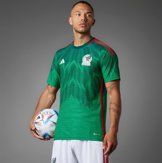Vista lateral del Jersey Adidas Authentic Match Mexico Local de Lozano Mundial 2022, en Futbol90MX