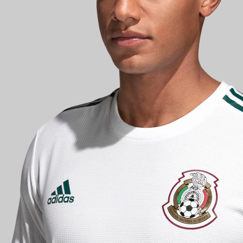 Detalle del cuello y ajuste profesional en modelo portando el jersey Authentic Match de visita México 2018 de Lozano (Ref. BQ4682) en Futbol90MX