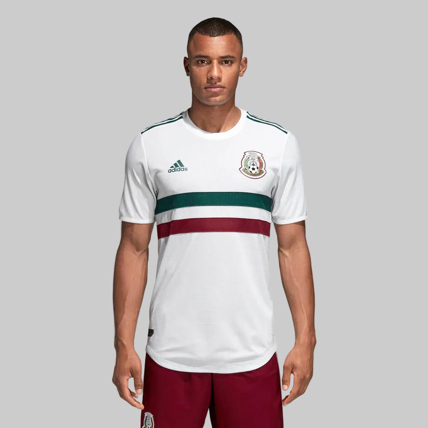Modelo luciendo el jersey de visita Adidas México Authentic Match Away 2018 de Hirving Lozano (Ref. BQ4682) en la Historical Archive Boutique de Futbol90MX