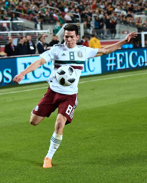 Hirving Lozano en acción con el jersey de visita Adidas México Authentic Match Away 2018 (Ref. BQ4682) en la Historical Archive Boutique de Futbol90MX