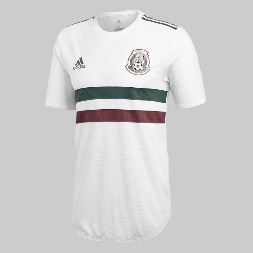 Primer plano del número 22 en el pecho, el escudo de la Selección Mexicana y el logotipo de Adidas del jersey Authentic Match de visita Rusia 2018 (BQ4682) en Futbol90MX