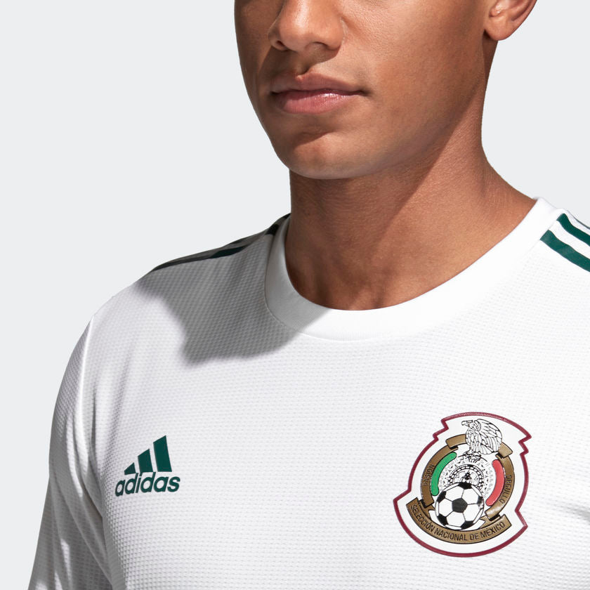 Detalle de cerca del cuello redondo y el escudo termosellado de la Selección Mexicana en el jersey Authentic Match Copa Mundial 2018 (Art. BQ4682) en Futbol90MX.