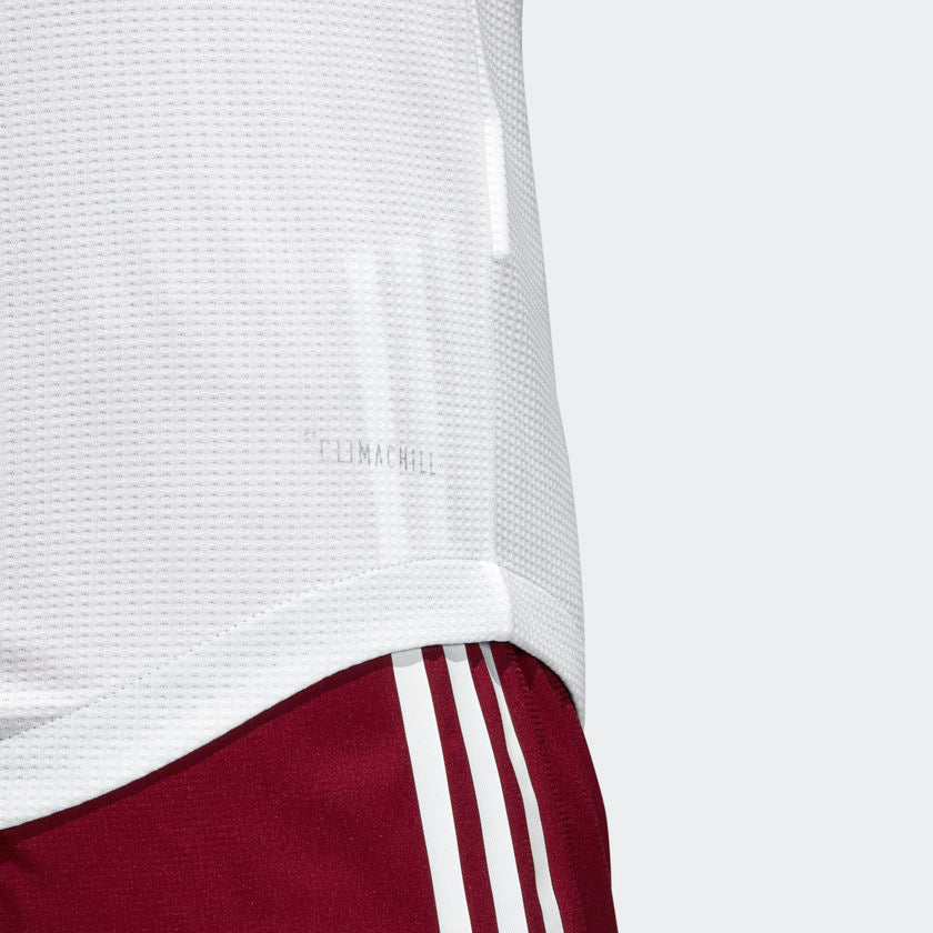 Primer plano de la tecnología de rendimiento Climachill y los detalles textiles en el dobladillo del jersey authentic match de visita México 2018 (Art. BQ4682) en Futbol90MX.
