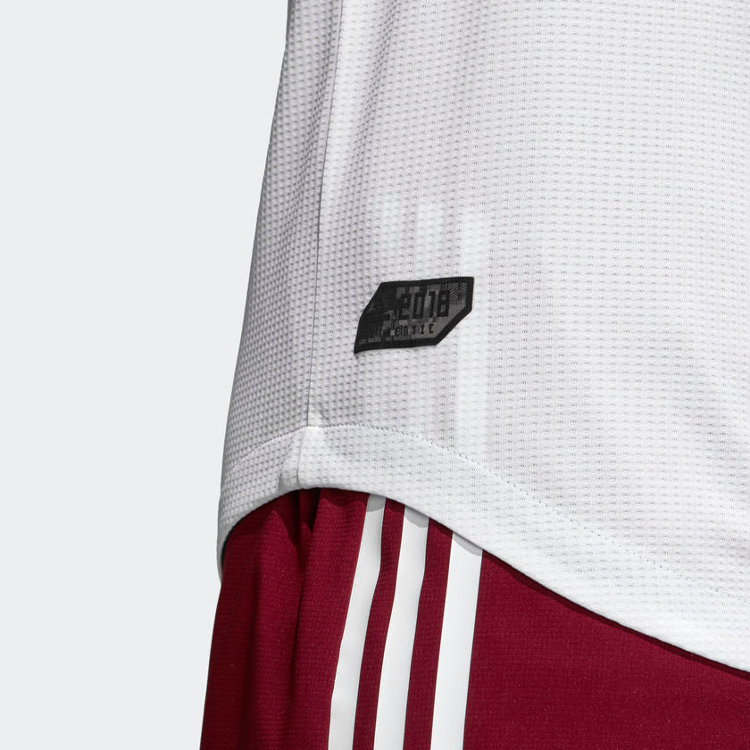Detalle de la etiqueta inferior termosellada de autenticidad en el jersey Adidas Lozano México Authentic Match Away Copa Mundial 2018 (Art. BQ4682) en Futbol90MX.