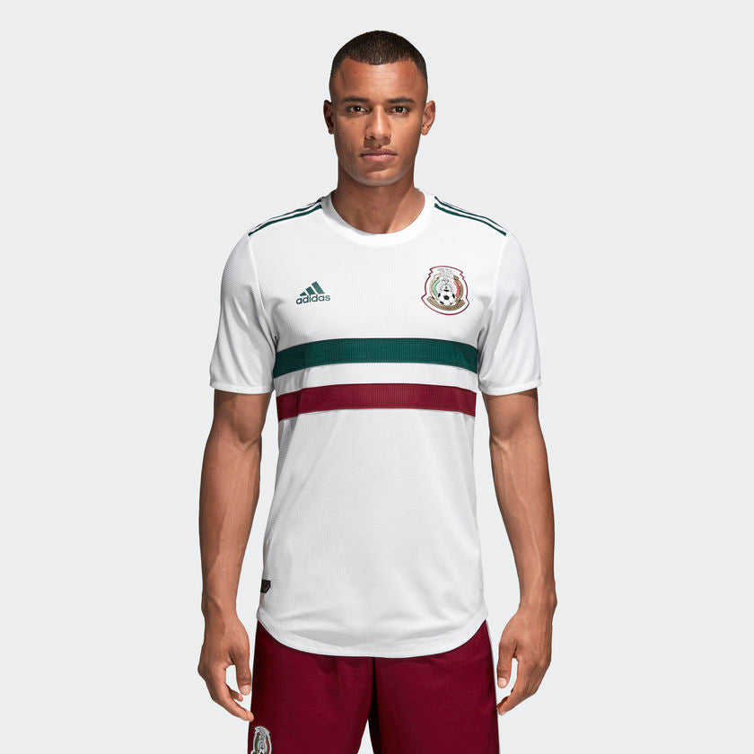 Modelo portando el jersey Adidas México Authentic Match de visita para la Copa Mundial Rusia 2018 (Art. BQ4682) en la Historical Archive Boutique de Futbol90MX.