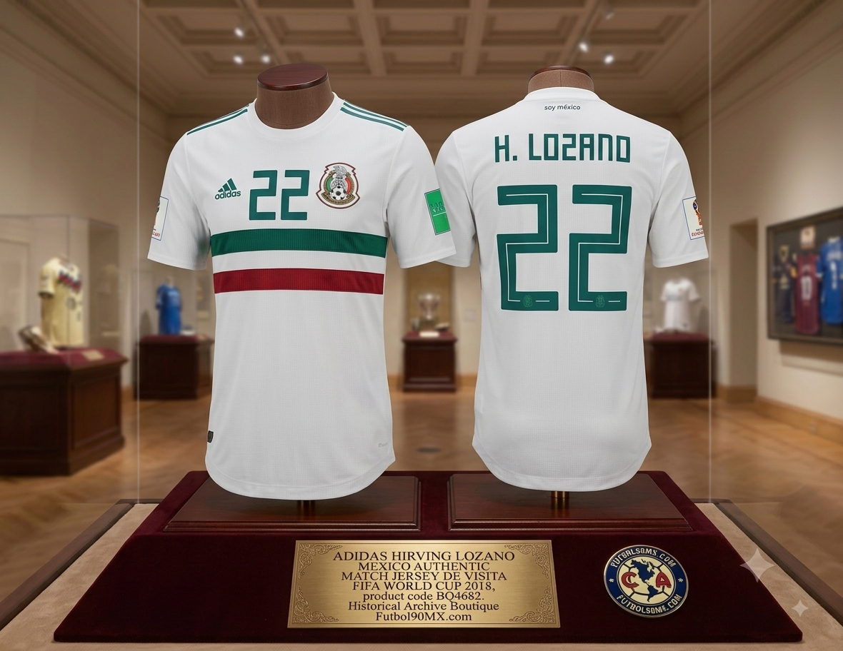 Imagen de exhibición tipo museo del Adidas Hirving Lozano México Authentic Match Away Jersey Copa Mundial FIFA 2018 (Art. BQ4682) con placa conmemorativa en la Historical Archive Boutique de Futbol90MX
