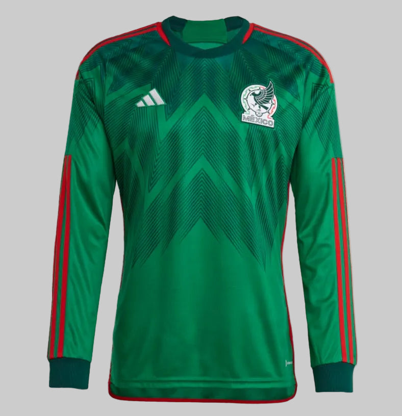 Primer plano del frente del jersey local de México de la Copa Mundial 2022, destacando el número 22 blanco oficial estampado en el centro del pecho, el logotipo de Adidas y el escudo modernizado de la federación en Futbol90MX