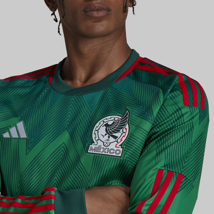 Acercamiento del jersey local de México de la Copa Mundial 2022, destacando el número 22 blanco oficial estampado en el centro del pecho, el logotipo de Adidas y el escudo modernizado de la federación.