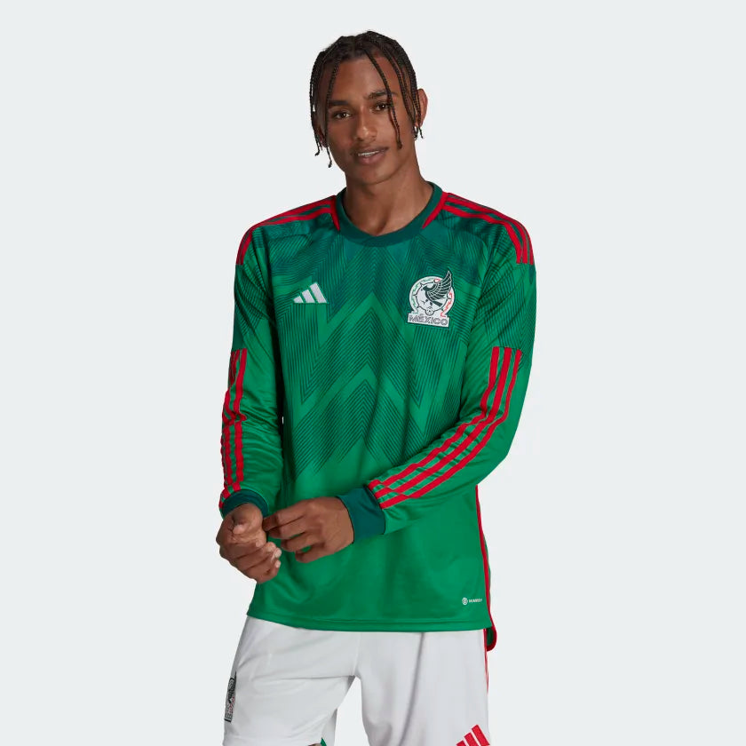 Vista frontal del Jersey Adidas Mexico Manga larga Local Mundial 2022 de Lozano 22 con detalles en pecho y en mangas