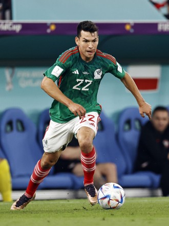 Fotografía editorial de archivo del extremo Hirving 'Chucky' Lozano portando el jersey de local de la Selección Mexicana durante un partido oficial del ciclo de la FIFA 2022.