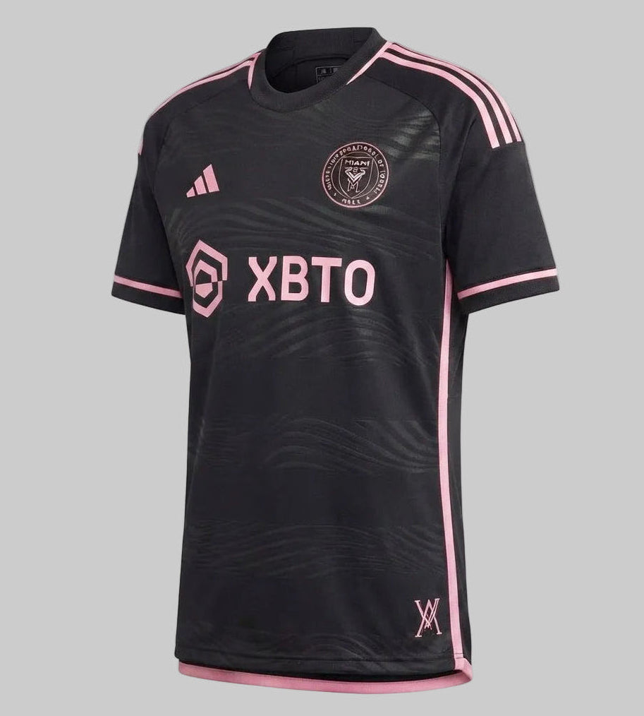 Vista frontal en ángulo de la camiseta Adidas Authentic Match de visita del Inter Miami 2023/24 (Ref. IC9621), acentuando el corte de rendimiento profesional y los acabados en los hombros, disponible en Futbol90MX
