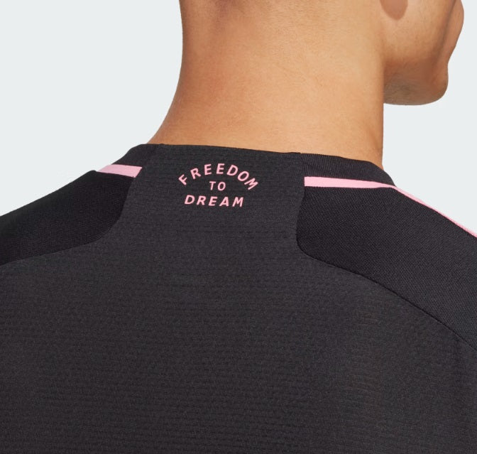 Primer plano de la nuca del jersey Adidas authentic match de visita del Inter Miami 2023/24 (Ref. IC9621), resaltando la frase distintiva 'Freedom to Dream' en tipografía minimalista