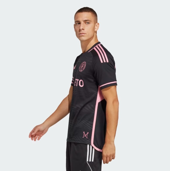 Primer plano de la manga y las franjas icónicas de Adidas en los hombros del jersey Authentic 'La Noche' del Inter Miami (Ref. IC9621)