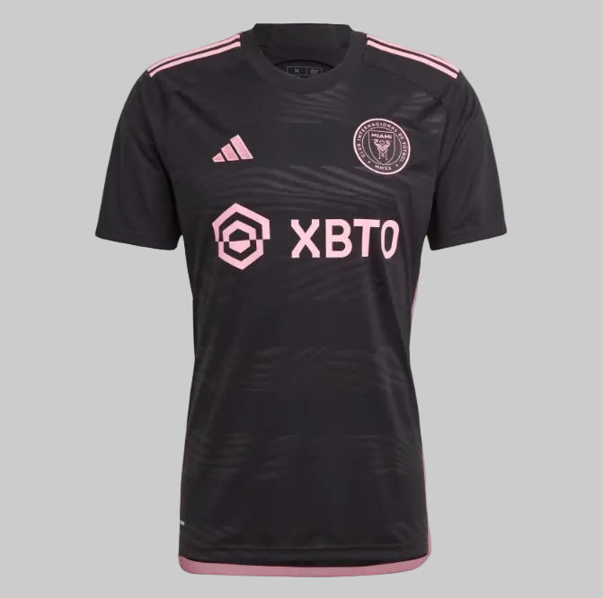 Jersey de visitante Adidas Inter Miami Visita 2023/24, modelo oficial "La Noche" en negro con detalles en rosa, exhibido en nuestra vitrina de la Historical Archive Boutique Futbol90MX