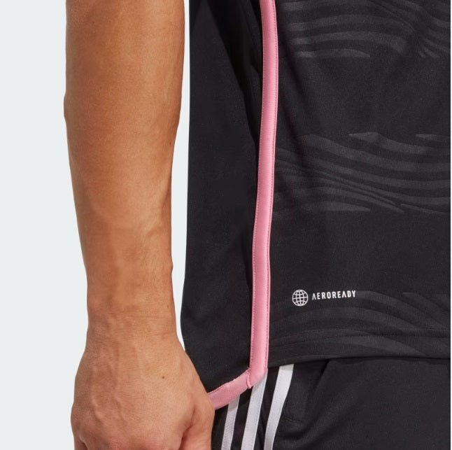 Primer plano de la etiqueta de tecnología AEROREADY en el dobladillo del jersey, validando la construcción técnica y la gestión de humedad de esta pieza de colección en Futbol90MX