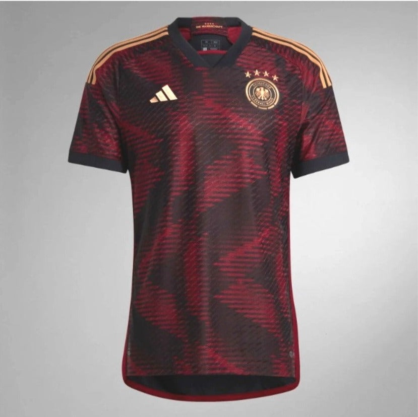 Vista frontal del Jersey Adidas Authentic Match de Alemania Visita Mundial 2022 con tipografia oficial de Musiala # 14, stock Futbol90MX