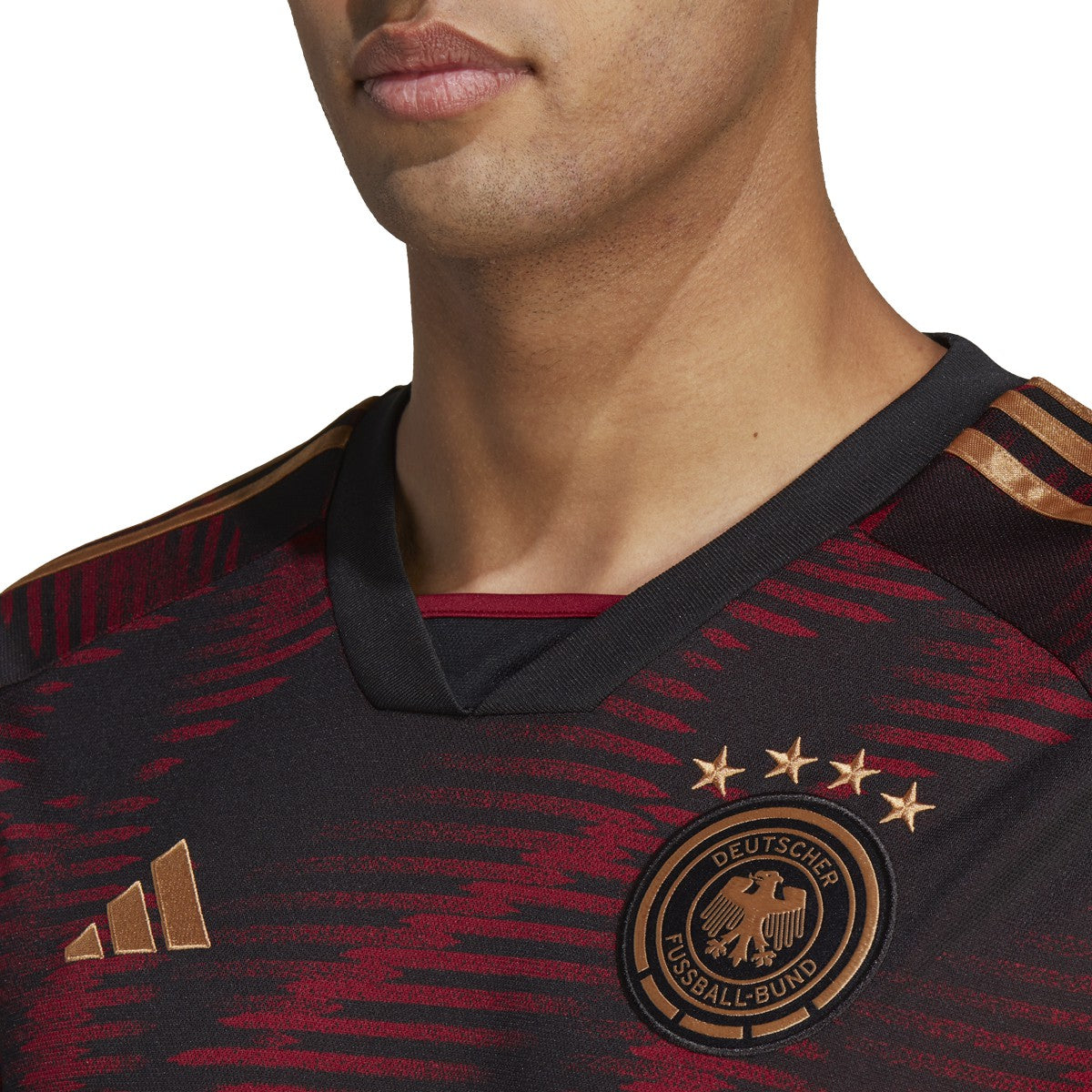 Primer plano de escudo de Alemania y logo Adidas en jersey de Musiala de visitante Mundial 2022 manga larga, condición Deadstock garantizada, en Futbol90MX