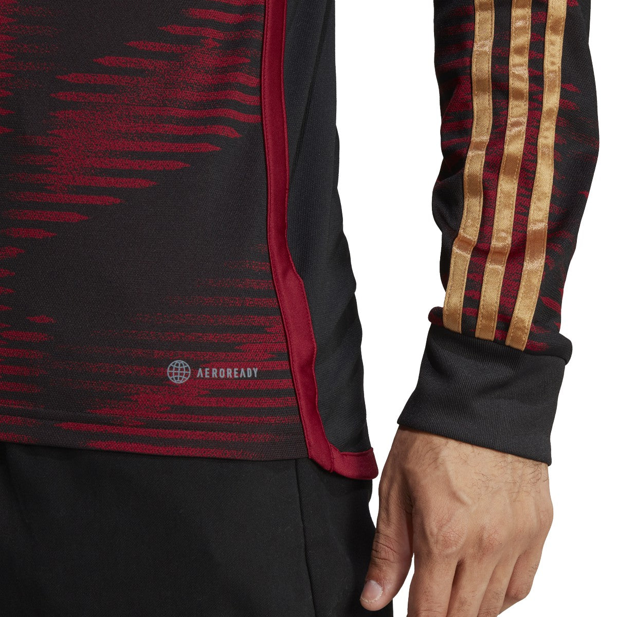 Textura del tejido y acabado en manga larga del jersey de de Visita Musiala de Alemania 2022, pieza de colección disponible en Futbol90MX.