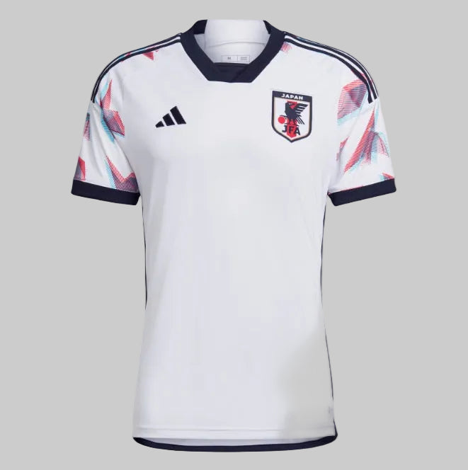 Vista frontal del Jersey de Visita de Japón Copa Mundial 2022 en color blanco, mostrando el escudo de la JFA y el logotipo de Adidas en azul marino, disponible en Futbol90MX