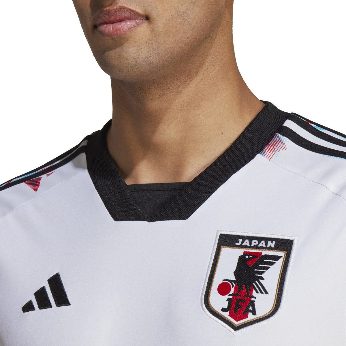 Acercamiento del Jersey de Visita de Japón Copa Mundial 2022 en color blanco, mostrando el escudo de la JFA y el logotipo de Adidas bordados en tejido de alta densidad, disponible en Futbol90MX