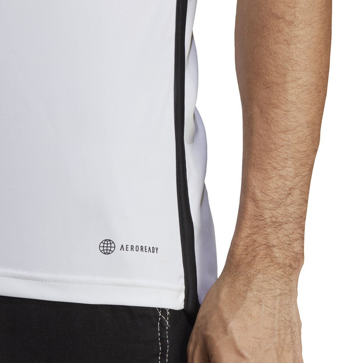 Etiqueta de AEROREADY en el dobladillo del Jersey Adidas Japon de Visita Mundial 2022