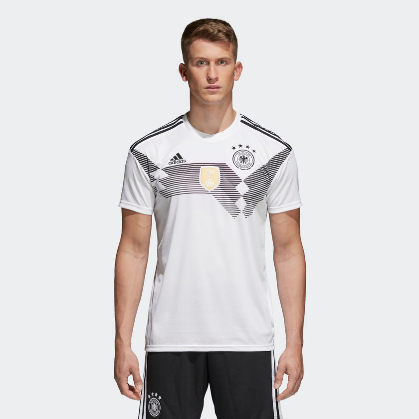 Vista frontal del jersey de Joshua Kimmich Alemania 2018. Diseño inspirado en Italia 90 con dorsal oficial de competencia FIFA World Cup. Pieza de inversión Futbol90MX.