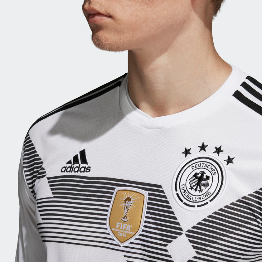 Escudo tejido de la DFB y parche dorado oficial de Campeón del Mundo FIFA 2014 bordado en el centro del jersey de Alemania 2018, stock Futbol90MX