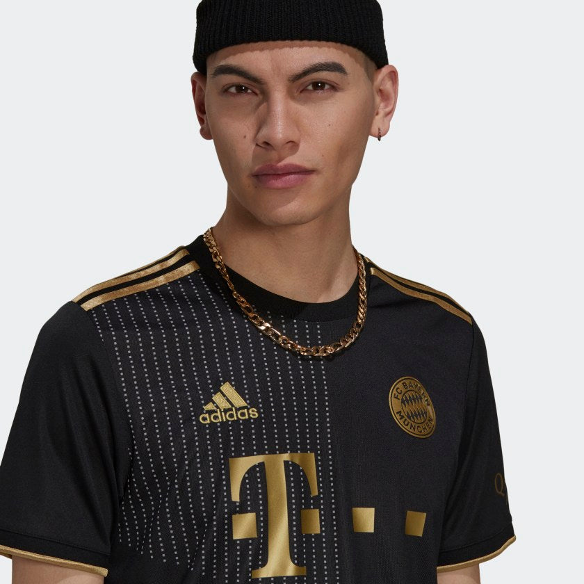 Primer plano del escudo del Bayern Munich y el logo de Adidas en el kit de visitante de Kimich para la UEFA Champions League 2021/22, mostrando autenticidad y calidad de tejido, en Futbol90MX