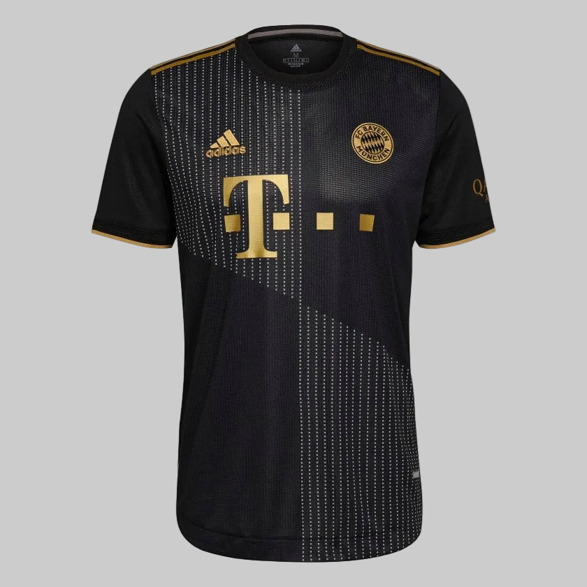 Presentación frontal en estudio del jersey authentic match de visita 2021/22 de Joshua Kimmich con los parches oficiales de la UEFA Champions League (Código: GM5312) en Futbol90MX.