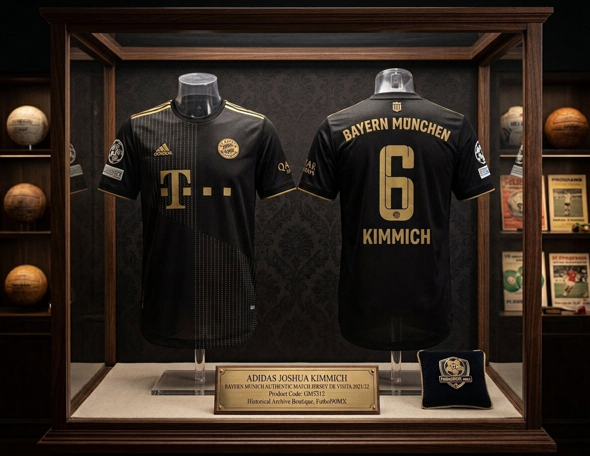 Exhibición estilo museo del Adidas FC Bayern Munich Authentic Match Away Jersey 2021/22 con dorsal de Joshua Kimmich, parches de UCL y placa conmemorativa de la Historical Archive Boutique de Futbol90MX (Código: GM5312).