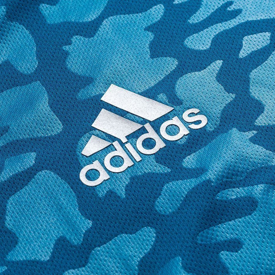 Detalle del logotipo de adidas termo aplicado en color plateado sobre la textura de camuflaje azul del tercer jersey Juventus 2019/20 (DW5471) de Futbol90MX
