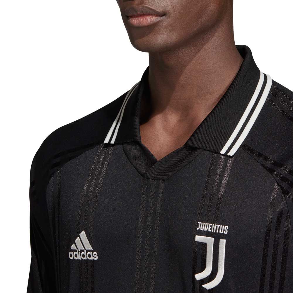 Logotipo de Adidas y escudo de la Juventus bordados en blanco sobre tejido premium negro, línea Icons de colección - Futbol90MX Archive.
