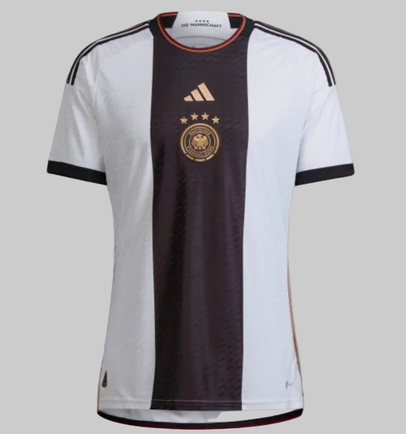 Vista frontal del Jersey oficial Adidas Alemania 2022 de Kai Havertz, versión Authentic Match con parches oficiales de la Copa Mundial FIFA 2022.