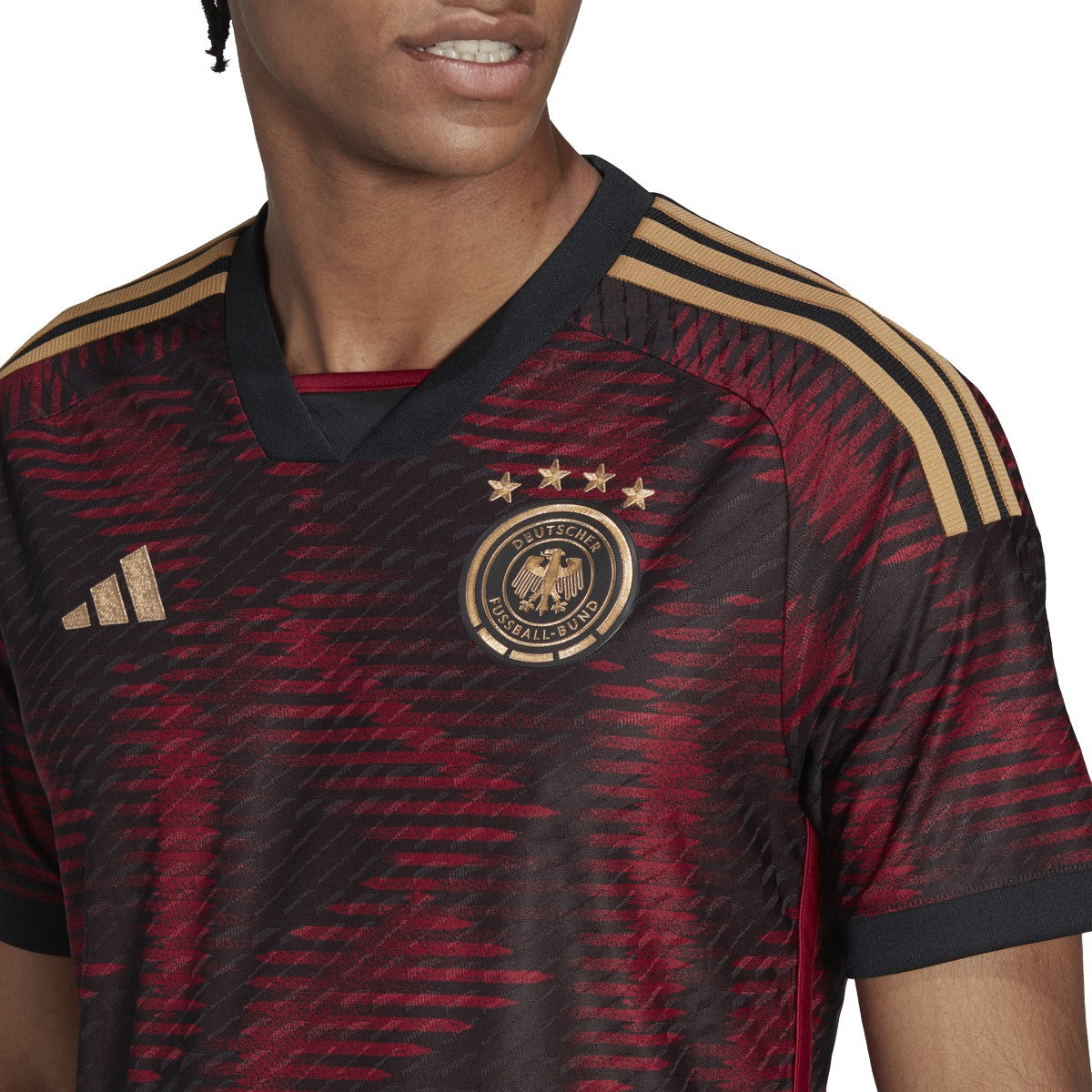 Primer plano del escudo DFB y el número 7 dorado en el jersey de visitante Alemania 2022 de Kai Havertz, versión Authentic Match, stock Futbol90MX