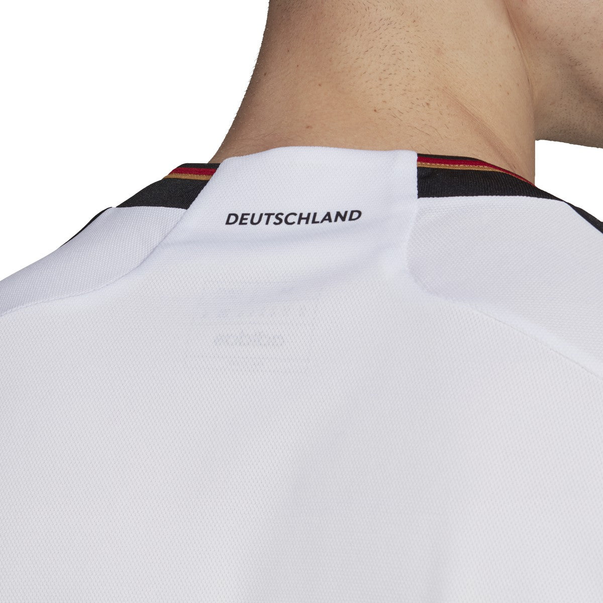 Acercamiento de cuello posterior con letras DETSCHLAND en Jersey Alemania local Mundial 2022 de Havertz 7