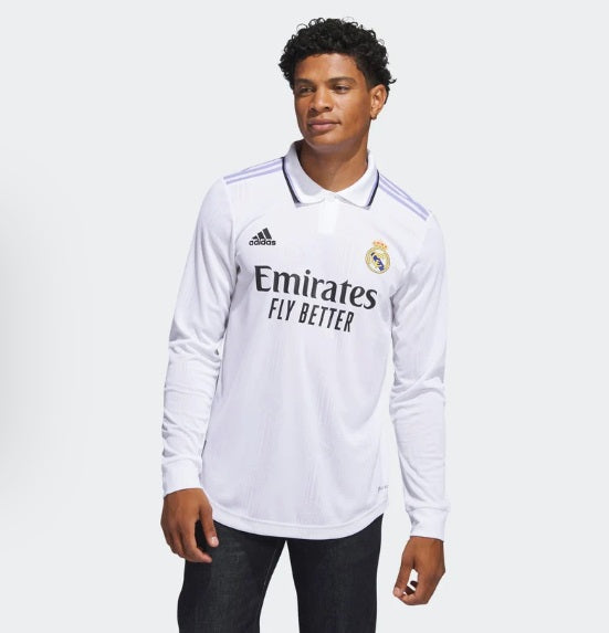 Modelo vistiendo la camiseta Adidas Real Madrid Authentic Match Long Sleeve Home UCL 2022/23 de Benzema (Ref. HA2665) stock Futbol90MX