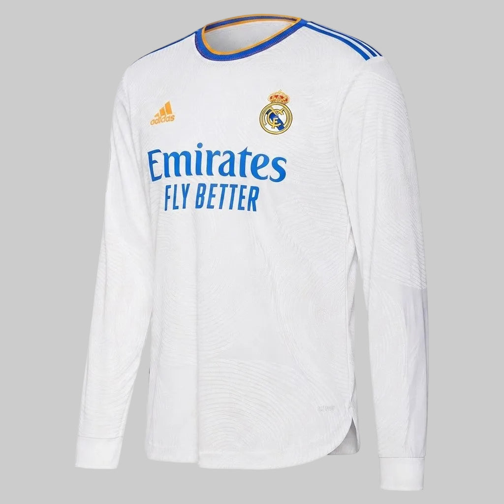 Primer plano de la parte frontal del jersey authentic match de la final de UEFA Champions League 2021/22 de Karim Benzema (GR3995), destacando el escudo del Real Madrid, el logo de Adidas, el patrocinador y el grabado oficial del partido en Futbol90MX