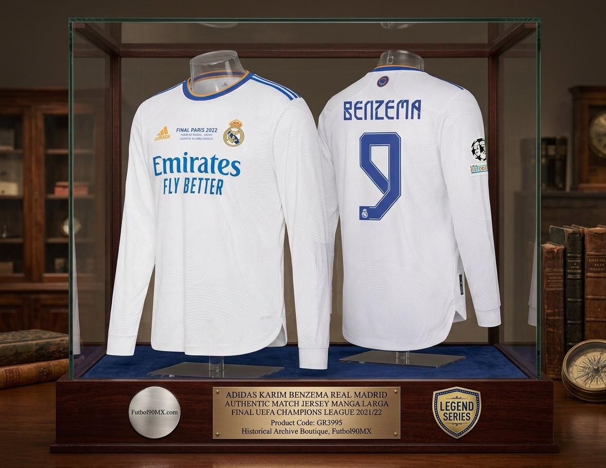 Exhibición de museo de nivel élite para el jersey Authentic Match de manga larga del Real Madrid de Karim Benzema (Ref. GR3995), conmemora la Final de París 2022 en vitrina de cristal con placa conmemorativa en Historical Archive Boutique Futbol90MX.