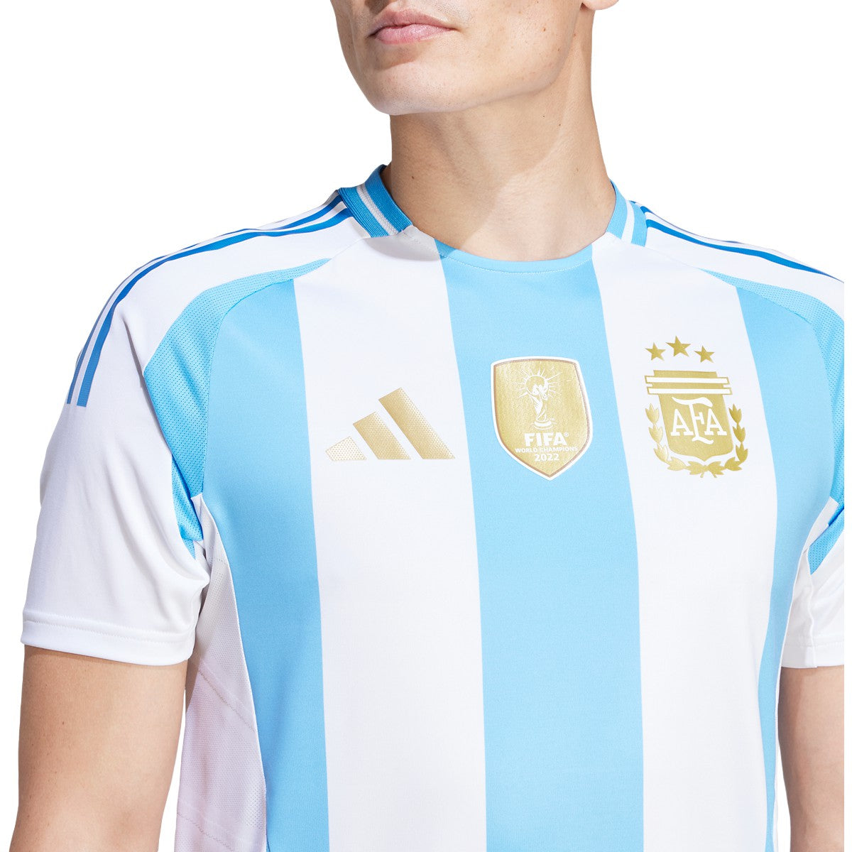 Detalle de los escudos AFA, logo adidas y el parche FIFA de campeón mundial en el pecho del jersey Authentic Match de Argentina 2024 de Lionel Messi 10, stock Futbol90MX